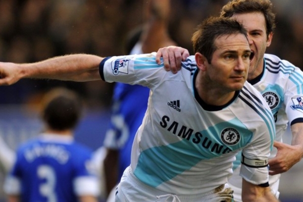 Camisa retr&ocirc; do Chelsea Adidas 2012-2013, em cores branca e azul, lembrando a vit&oacute;ria na Europa League com Rafa Ben&iacute;tez. Uma pe&ccedil;a &uacute;nica para colecionadores e f&atilde;s de futebol.