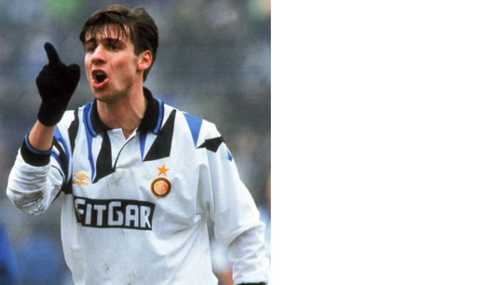 Camisa retr&ocirc; da Inter de Mil&atilde;o da temporada 1992/1993, modelo original da Umbro. A camisa apresenta as cores branca, preta e azul, com o logo da Fiorucci e detalhes da conquista da UEFA Cup.