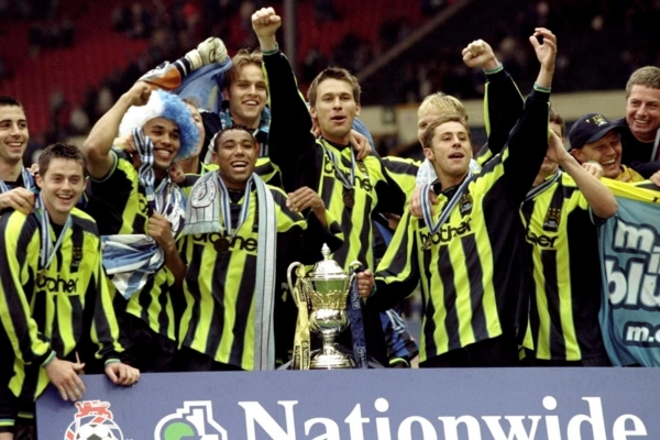 Camisa Retr&ocirc; Manchester City Kappa 1998/99. O verde neon e azul celeste se destacam, enquanto os elegantes detalhes em azul celeste, o patroc&iacute;nio Brother e o logotipo Kappa em branco adicionam autenticidade. Celebre a hist&oacute;ria do City com esta edi&ccedil;&atilde;o limitada que personifica a eleg&acirc;ncia e a paix&atilde;o do futebol vintage. Garanta j&aacute; a sua e vista-se com a tradi&ccedil;&atilde;o em grande estilo.