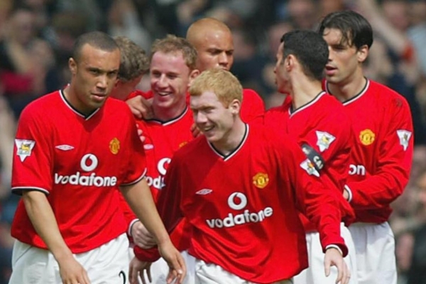 Camisa Retro Manchester United 2001/02 Umbro Vermelha, Preta e Branca - Reviva a gl&oacute;ria da Premier League com desconto especial na 1&ordf; compra e frete gr&aacute;tis para todo o Brasil.