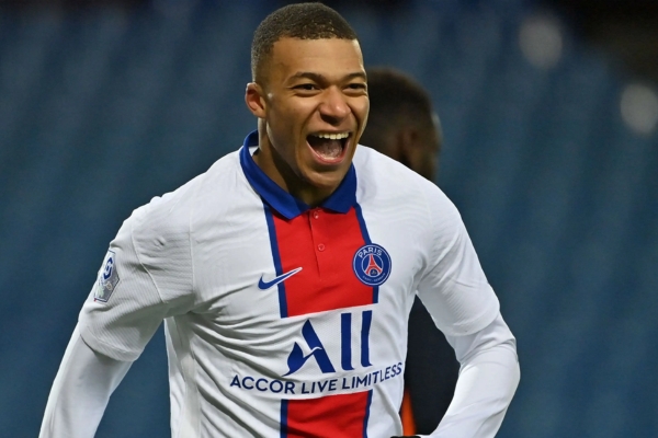 Camisa Retr&ocirc; do Paris Saint-Germain Nike 2020-2021, predominantemente branca com gola polo azul, bot&otilde;es vermelhos, faixa central e linhas verticais azuis. Escudo e logo Nike centralizados, patrocinador m&aacute;ster em azul, proporcionando eleg&acirc;ncia &uacute;nica aos verdadeiros f&atilde;s. Tevo Sports.
