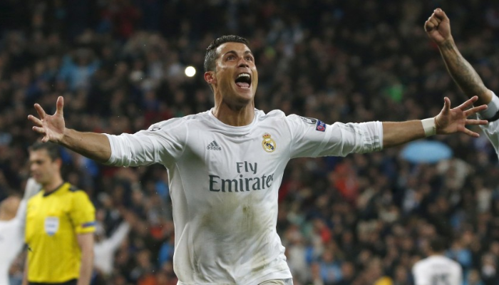 Camisa Titular Retrô do Real Madrid 2015-2016 branca e cinza, com as icônicas listras da Adidas nas mangas, o escudo oficial do Real Madrid bordado no peito e o patrocínio da Fly Emirates em branco. Fabricada em poliéster respirável com tecnologia CLIMACOOL®.