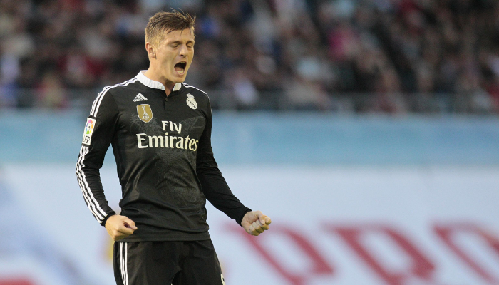 Camisa preta e branca do Real Madrid com estampa de drag&atilde;o em preto e branco na parte frontal e traseira. Essa &eacute; a terceira camisa retr&ocirc; Adidas da temporada 2014-2015, criada pelo designer japon&ecirc;s Yohji Yamamoto. A camisa simboliza for&ccedil;a e poder e foi usada em uma temporada marcada por promessas, mas que terminou em decep&ccedil;&otilde;es.