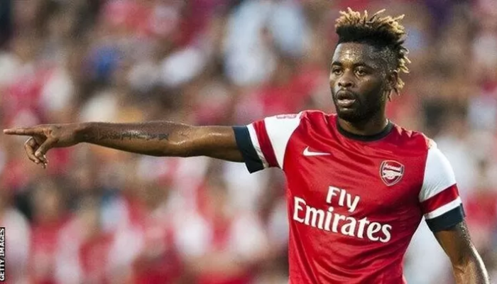 Camisa titular do Arsenal Nike na temporada 2012-13. A camisa &eacute; predominantemente vermelha com detalhes em branco e azul marinho. O escudo do Arsenal est&aacute; bordado no lado esquerdo do peito e o Swoosh da Nike na manga direita. A camisa &eacute; feita de tecido Nike Dri-FIT para maior respirabilidade e conforto. Nas costas, a camisa tem o nome "Arsenal" e o n&uacute;mero "14" em branco.