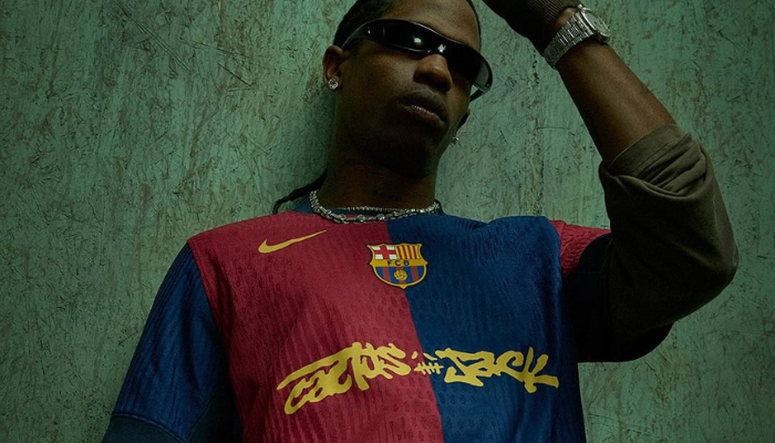 Camisa titular do Barcelona 2024-2025 em azul e grená, com design exclusivo e logo do Travis Scott, perfeita para torcedores do Barça.