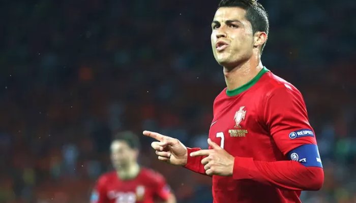 Camisa Titular Retro da Sele&ccedil;&atilde;o Portuguesa Nike 2012-2013 em vermelho e verde. A camisa &eacute; inspirada no modelo usado pela equipe durante a Euro 2012, quando Portugal chegou &agrave;s semifinais do torneio. A camisa apresenta o escudo da Federa&ccedil;&atilde;o Portuguesa de Futebol no lado esquerdo do peito e o logotipo da Nike no lado direito. O nome e o n&uacute;mero de Cristiano Ronaldo est&atilde;o estampados nas costas da camisa.