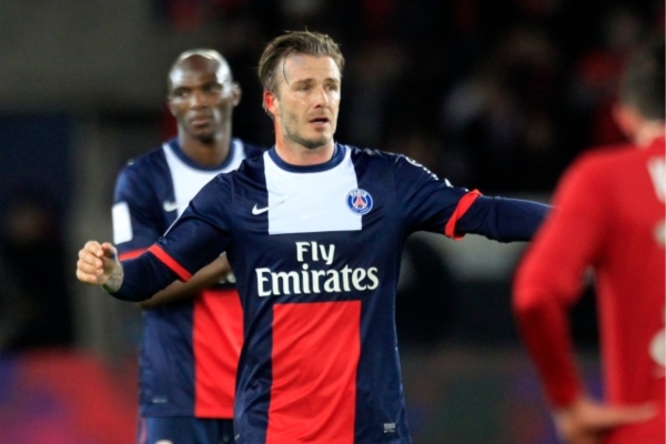 Camisa Titular Retr&ocirc; do Paris Saint-Germain Nike 2013-2014 em azul, vermelho e branco, usada na temporada vitoriosa da Ligue 1 e Liga dos Campe&otilde;es. Destaque para Zlatan Ibrahimovic e David Beckham. Uma pe&ccedil;a &uacute;nica de colecionador.