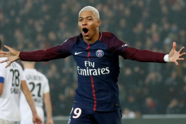 Camisa Titular Retr&ocirc; Paris Saint-Germain Nike 2017-2018 em Azul, Vinho e Branco - Homenagem &agrave; qu&aacute;drupla vit&oacute;ria e &agrave; temporada &eacute;pica de Unai Emery.