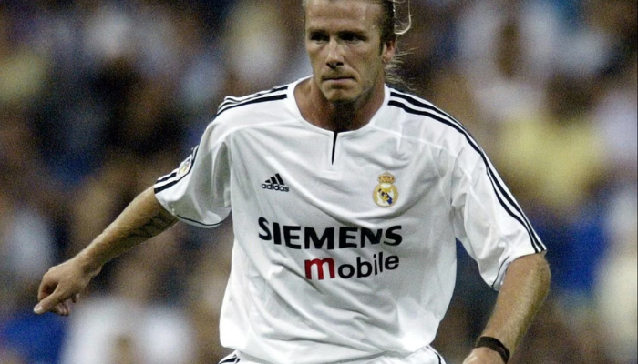 Camisa titular retro do Real Madrid da temporada 2003-2004. A camisa &eacute; branca com listras pretas na lateral e detalhes em dourado na gola e nas mangas. O escudo do Real Madrid est&aacute; bordado no lado esquerdo do peito, e o logo da Adidas est&aacute; bordado no lado direito. 