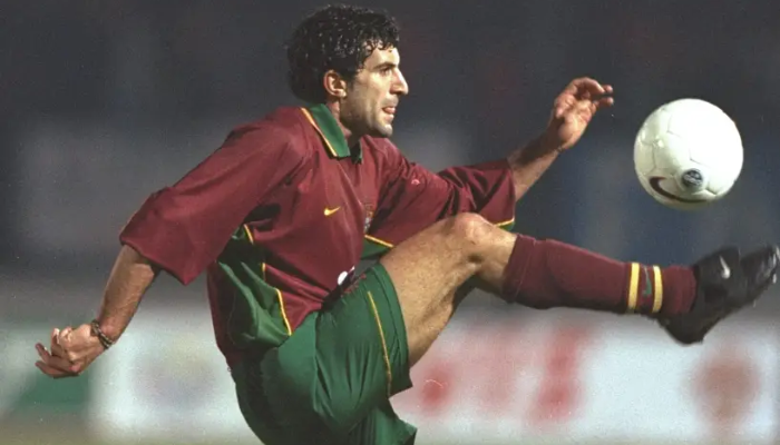 Camisa Titular Retro da Seleção Portuguesa Nike 1998/99 verde e amarela. Frente da camisa com o escudo da Seleção Portuguesa no lado esquerdo e o logotipo da Nike no lado direito. Nas costas, o nome "PORTUGAL" está impresso acima do número 10. A camisa é feita de um tecido verde com detalhes amarelos.