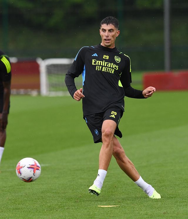 Camisa de treino do Arsenal FC da Temporada 2023/24 com uma colorway inovadora em preto, azul e amarelo. Aproveite o estilo meio a meio, combinando o lado direito azul e o lado esquerdo amarelo | Tevo Sports