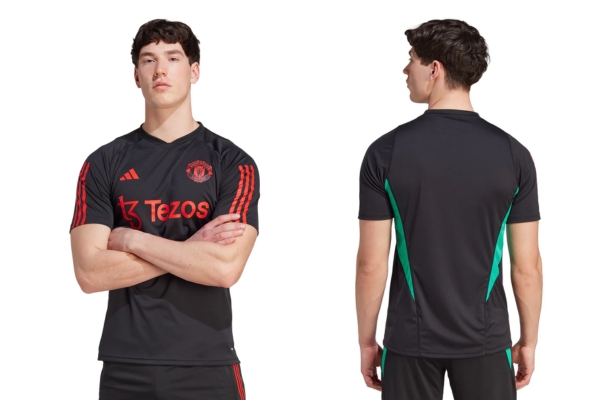 Camisa de Treino Manchester United Adidas 2023-2024 em preto, verde e vermelho, com tecnologia AEROREADY, malha respir&aacute;vel e escudo do clube selado a quente.