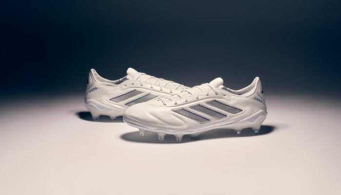 Chuteira Adidas Copa Pure 3 FG nas cores branca, prata e azul, apresentando design moderno e detalhes em couro Fusion para conforto e toque superiores.