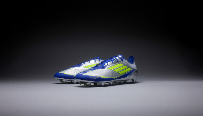 Chuteira de campo Adidas F50 Elite FG Messi, edição especial assinada por Lionel Messi. Design exclusivo Cinza Metálico, Azul Lúcido e Verde Florescente. Cabedal HybridTouch sintético e camurça para controle aprimorado. Três listras moldadas nas laterais para suporte estrutural. Lingueta “Burrito” ajustável para um encaixe perfeito. Solado Sprintframe 360 ultra leve, com travas arredondadas no meio do pé, garantindo trocas de direção rápidas e explosivas. Palmilhas intercambiáveis SL e Comfort, permitindo ajuste personalizado. Modelo sustentável, feito com 20% de materiais reciclados.