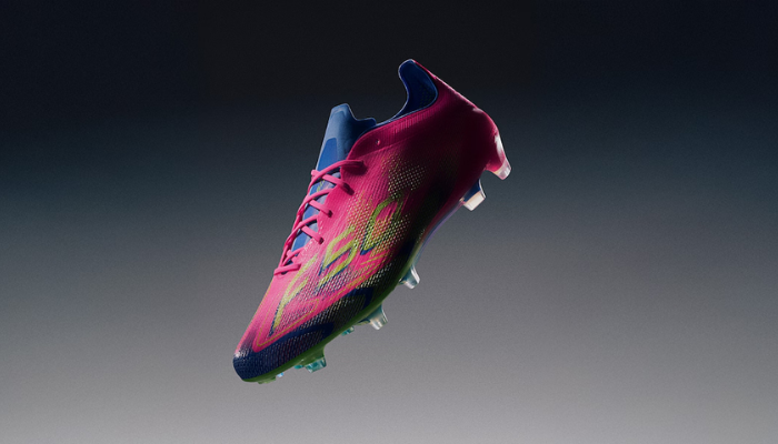 Imagem da chuteira Adidas F50 Elite FG do Mystic Victory Pack, nas cores rosa, verde e azul. Com a tecnologia Sprintframe 360 soleplate e Fibertouch upper, oferece aceleração e controle excepcionais. A texturização Sprintweb 3D proporciona maior precisão no toque de bola, e o Compression Fit Tunnel Tongue garante um ajuste perfeito e ergonômico, ideal para dribles rápidos e jogadas de velocidade.