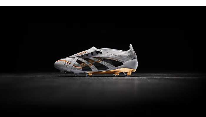 Chuteira Adidas Predator Elite Tongue x Teamgeist nas cores branca, dourada e preta, destacando seu design retro e detalhes tecnológicos.