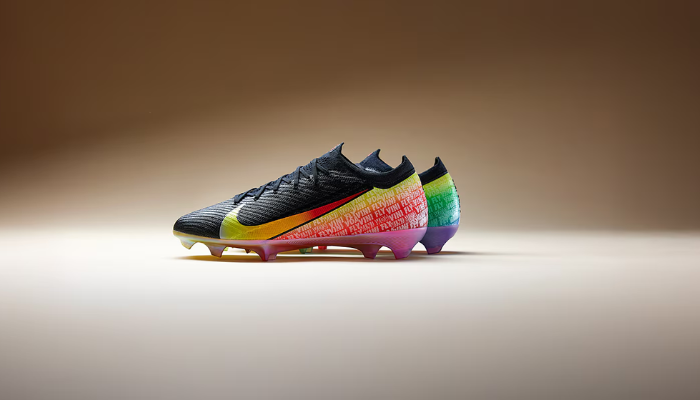 Chuteira Nike Mercurial Vini Jr preta com detalhes em amarelo, verde e vermelho, com design exclusivo, Zoom Air e cabedal Gripknit para controle e velocidade.