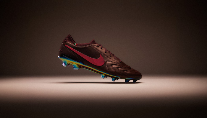 Chuteira Nike Tiempo Legend Luxe bord&ocirc;, feita na f&aacute;brica Montebelluna, It&aacute;lia. Possui cabedal FlyTouch+ mais macio que couro natural, com detalhes cromados e assinatura caligr&aacute;fica no calcanhar. Inclui tecnologia ACC para controle em qualquer clima, travas circulares para agilidade e gola Flyknit para ajuste perfeito.