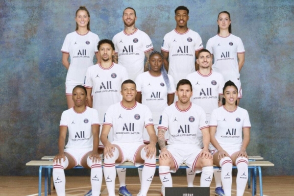 Quarta Camisa PSG Jordan 2021-2022 inspirada nas regatas dos anos 90. Gola redonda, listras em vermelho, azul e branco, Jumpman azul escuro, escudo PSG e calção branco. Uma fusão estilosa de futebol e basquete.