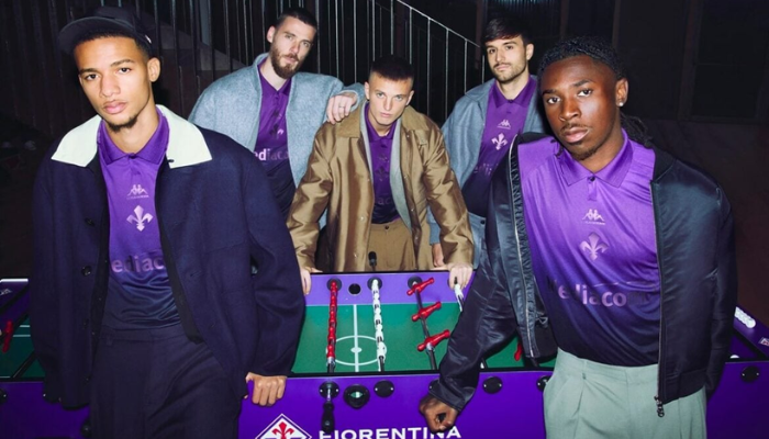 Quarta Camisa da Fiorentina 2025, edi&ccedil;&atilde;o especial feita pela Kappa em parceria com a LuisaViaRoma. O modelo apresenta um gradiente em tons de violeta, gola polo com bot&atilde;o e detalhes iridescentes no logo da Kappa, escudo &ldquo;L&iacute;rio Eterno&rdquo; e patrocinadores, criando um visual sofisticado e luxuoso.