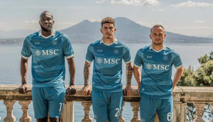 Camisa quarta do Napoli 2025 em azul celeste e turquesa, com gola polo branca, escudo e detalhe "Partenopei".