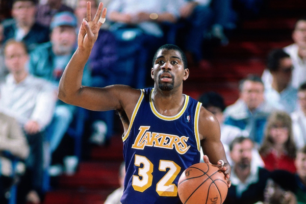 Camisa Regata Los Angeles Lakers Mitchell & Ness Away 1984/85, nas cores roxa, branca e amarela, recriando fielmente o uniforme da histórica temporada. Inspirada na equipe de Magic Johnson, Kareem Abdul-Jabbar e James Worthy