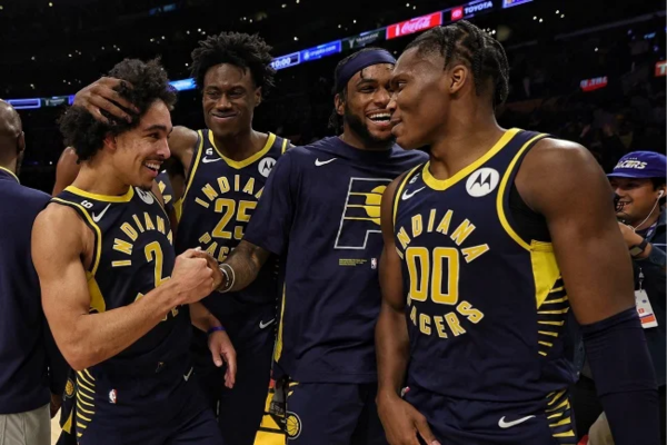 Regata Icon Edition Indiana Pacers Nike 2017/25 em azul marinho e amarelo vibrante. Uma peça de moda esportiva que celebra a história vitoriosa da equipe de basquete. Adquira já o seu estilo único | Tevo Sports