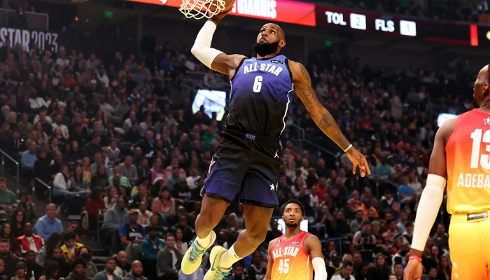 Regata All-Star Game 2023 Jordan Time LeBron James em cores azul, preta e branca, com o logo da Nike e o número 6