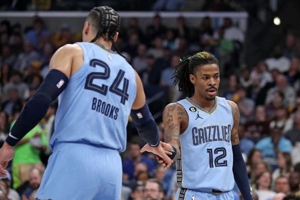 Regata Statement Edition Memphis Grizzlies Jordan 2022/24 em azul claro, destacando o nome do time em azul marinho e o logo de Memphis em dourado. Uma peça única que transmite estilo e autenticidade, substituindo o uniforme anterior dos Grizzlies | Tevo Sports