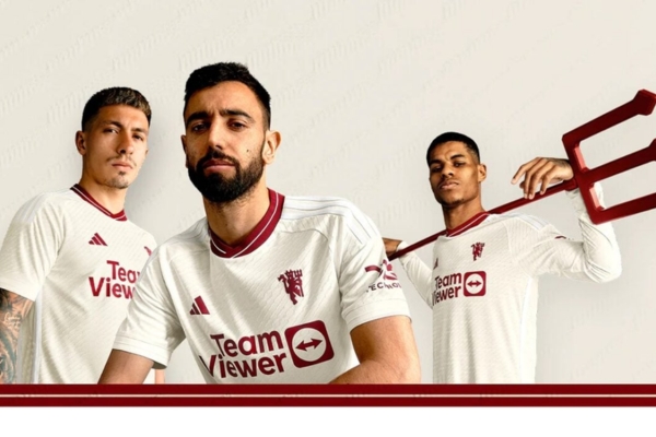 Terceira Camisa do Manchester United Adidas 2023/24 - Design Branco e Vermelho, Faixas Laterais, Gola Vermelha com Linha Branca, Escudo do Time e Novo Logo Adidas.