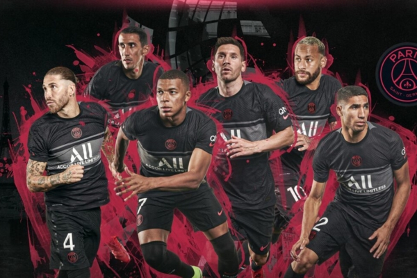 Terceira camisa PSG Nike 2021-2022 em preto, cinza e vermelho com faixa horizontal, escudo preto centralizado, logo Nike em vermelho e patrocínio Accor Live Limitless. Estilo campeão da Tevo Sports.