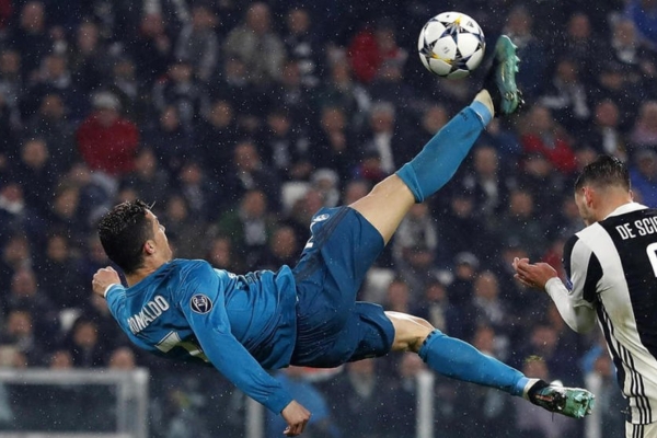 Terceira Camisa Retr&ocirc; Real Madrid 17/18 em azul clara, homenageando a conquista da Champions League na temporada 17/18 com momentos &eacute;picos de Cristiano Ronaldo e o esquadr&atilde;o lend&aacute;rio. Una-se &agrave; hist&oacute;ria do Real Madrid! Hala Madrid!
