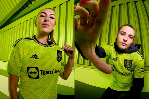 Terceira Camisa Feminina Manchester United Adidas 2022/23 em verde lim&atilde;o e preto, com padr&atilde;o de tri&acirc;ngulos e gola redonda azul marinho. Escudo do United e logo Adidas em destaque.