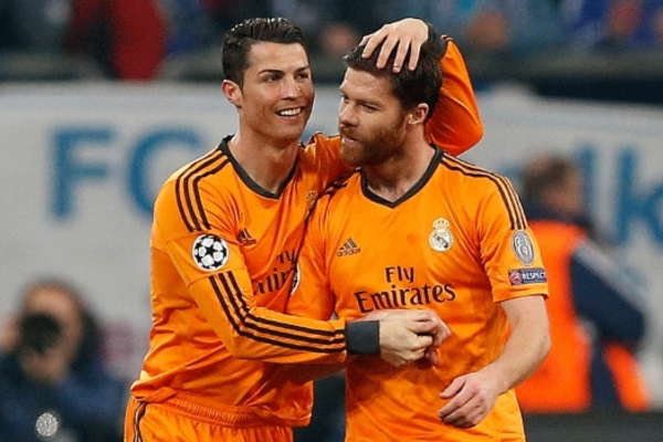 Terceira Camisa Real Madrid 2013/14 em laranja e preto, símbolo da conquista histórica 'La Décima'. Vestida por lendas como Cristiano Ronaldo e Sergio Ramos, esta peça única celebra o triunfo do clube na Liga dos Campeões.