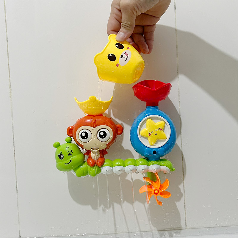 Mano echando agua con el vasito sobre la corona del monito de MonkeyFun