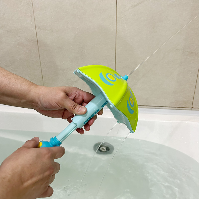 ParaguasFun largando lluvia por el borde sobre la bañera