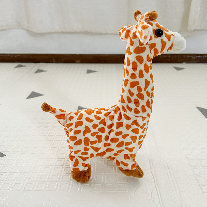 Los dos modelos de Pasitos de Safari: cebra y jirafa de peluche