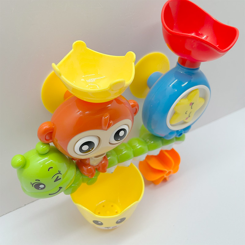 Todas las piezas de MonkeyFun: gusanito con monito y estrella, molino, vasito regadera y ventosas
