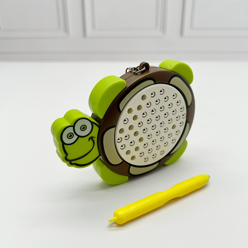 Mini Pizarra de Bolitas modelo Tortuga colgada del mosquet&oacute;n