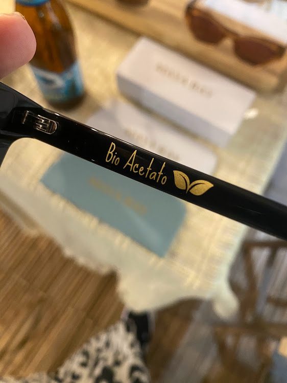 Haste de óculos preta com a gravação Bio Acetato