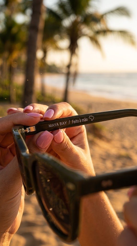 Mulher de óculos de sol com lentes laranja
