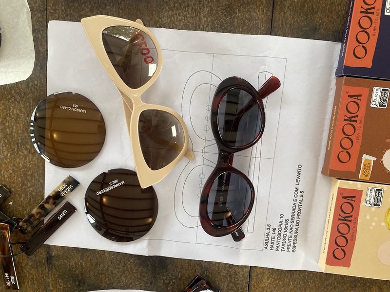 Placas de acetato coloridas em amarelo e tartaruga