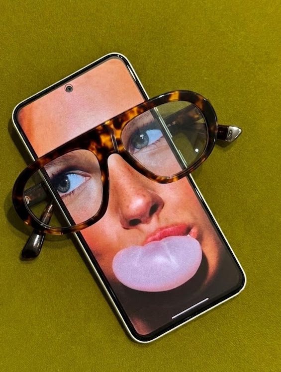 Óculos tartaruga apoiados sobre um celular