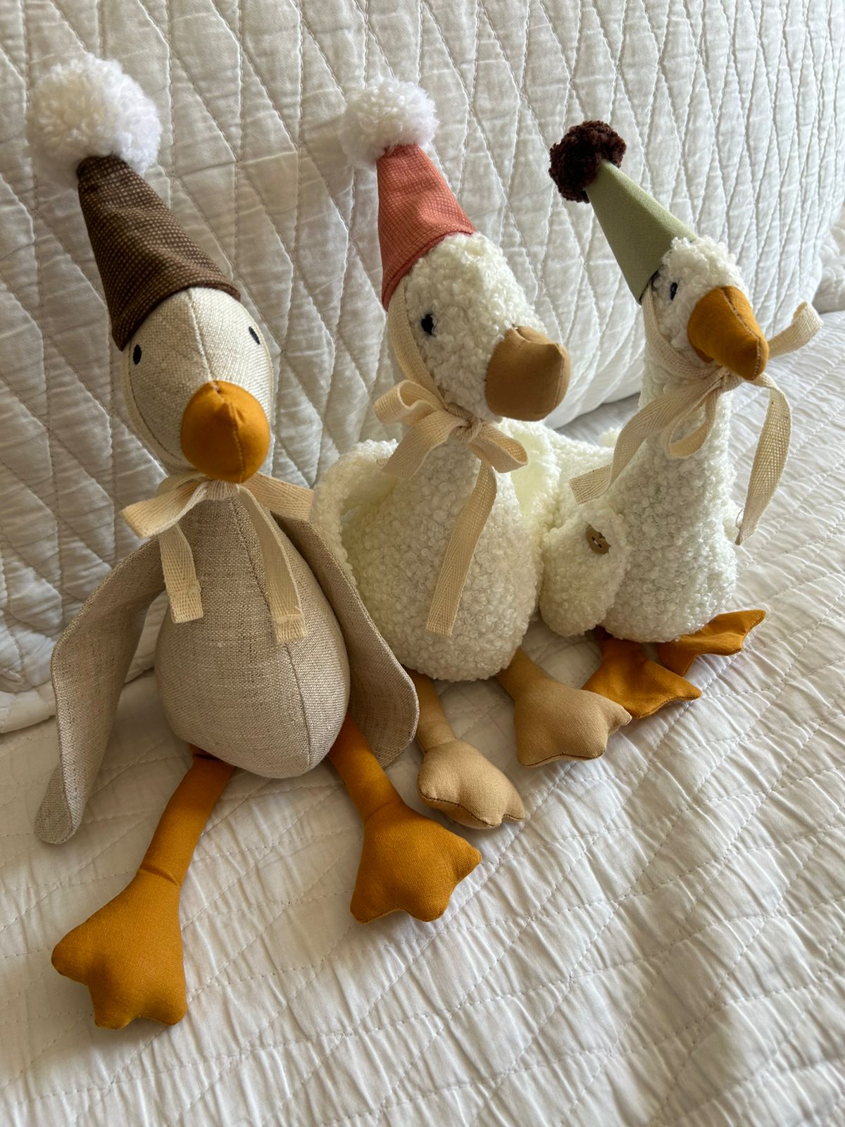 trio de patinhos em pelúcia e linho com chapéu festivo