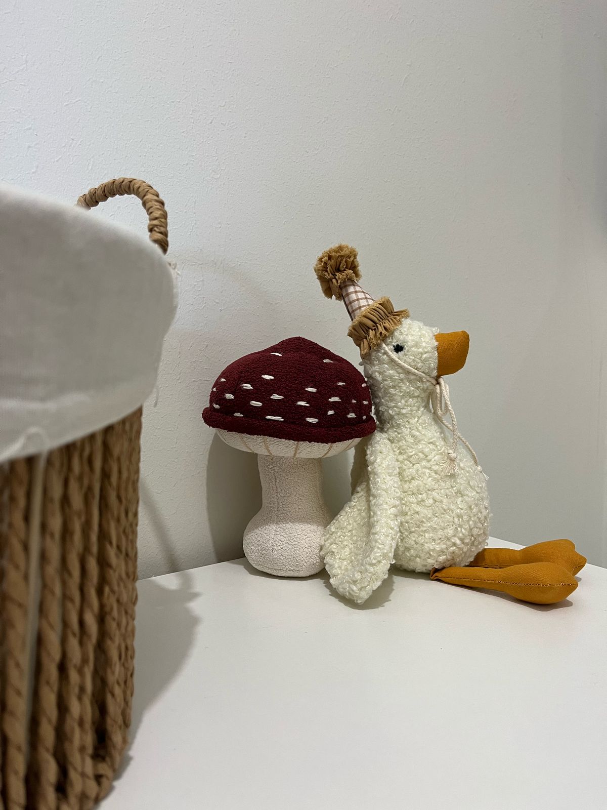 ganso mini com chapéu festivo e cogumelo cor vinho