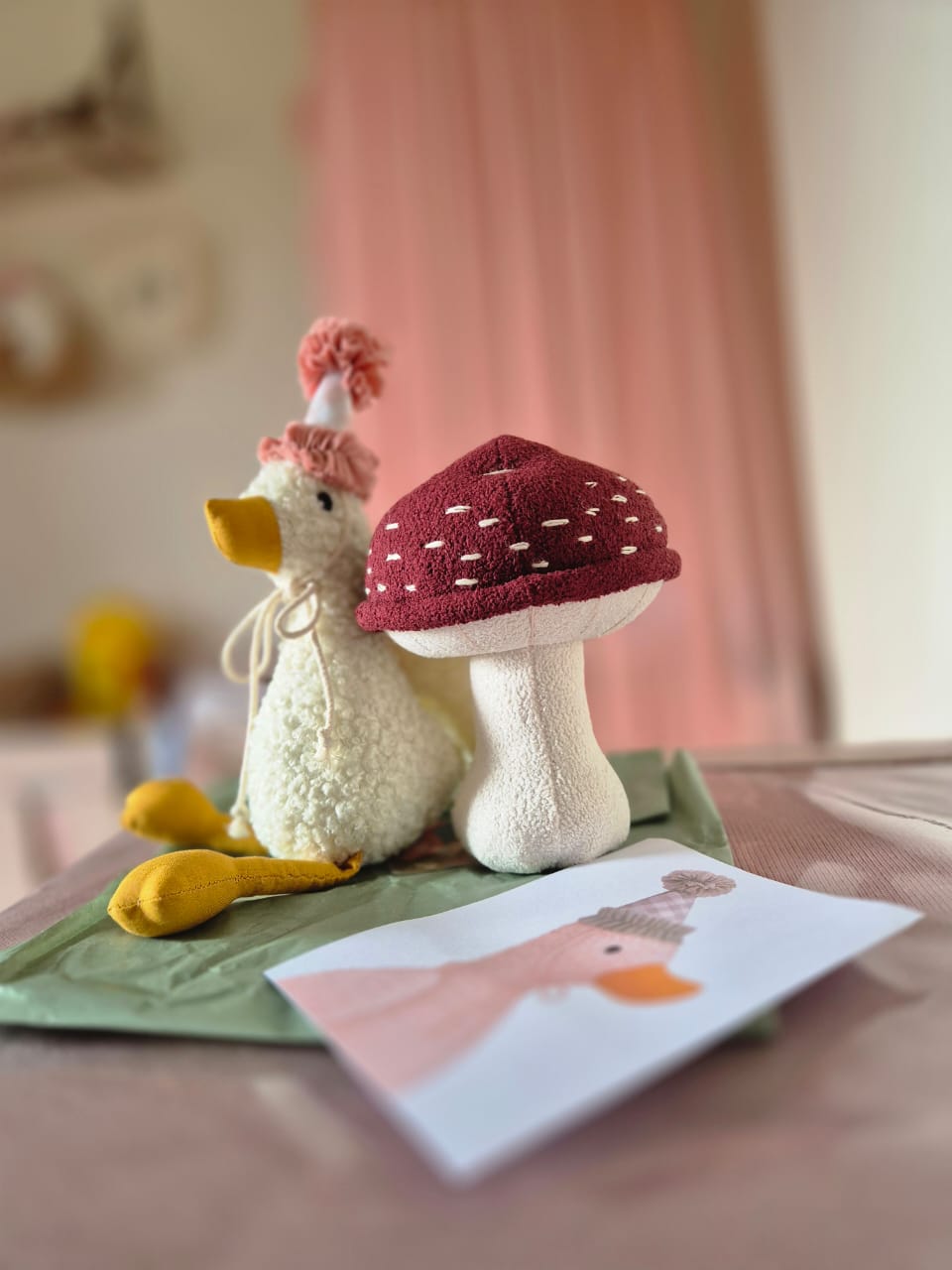 ganso mini em pelúcia e cogumelo cor vinho