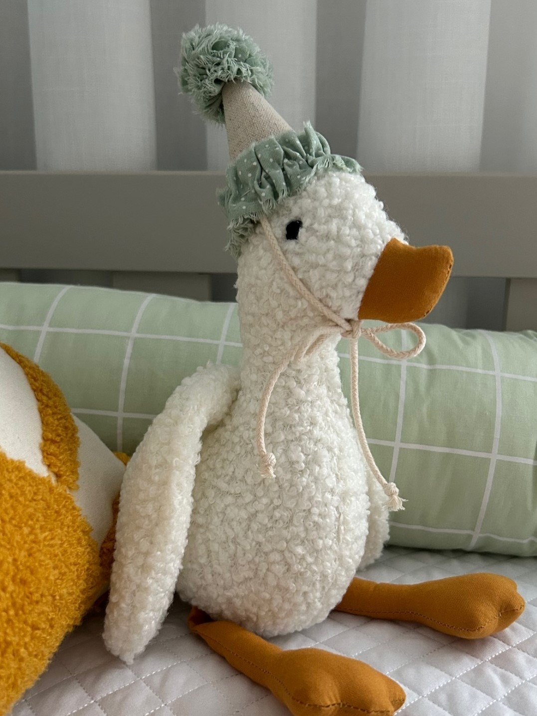 ganso em pelúcia offwhite tamanho p com chapéu festivo