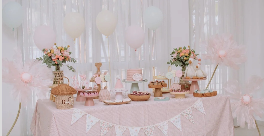 mesa de festa de 1 ano com gansos de pelucia