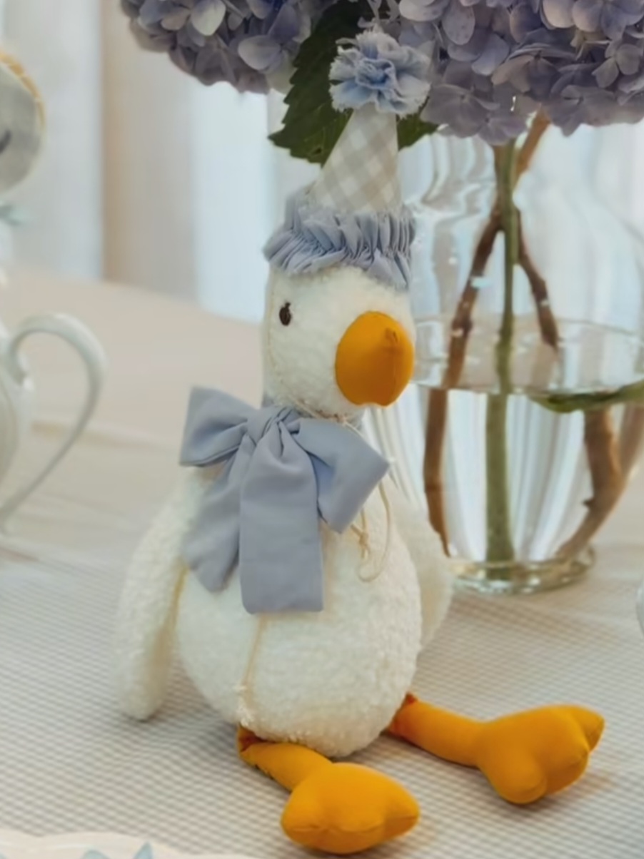 ganso com chapéu e laço no chá de bebe