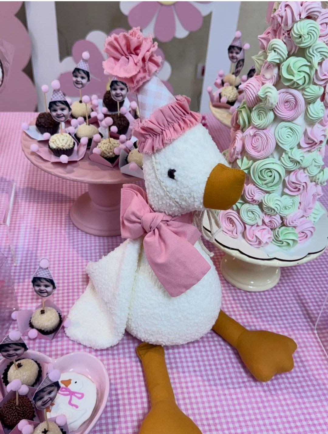 ganso em pelucia tamanho m em festa de um ano de patinhos